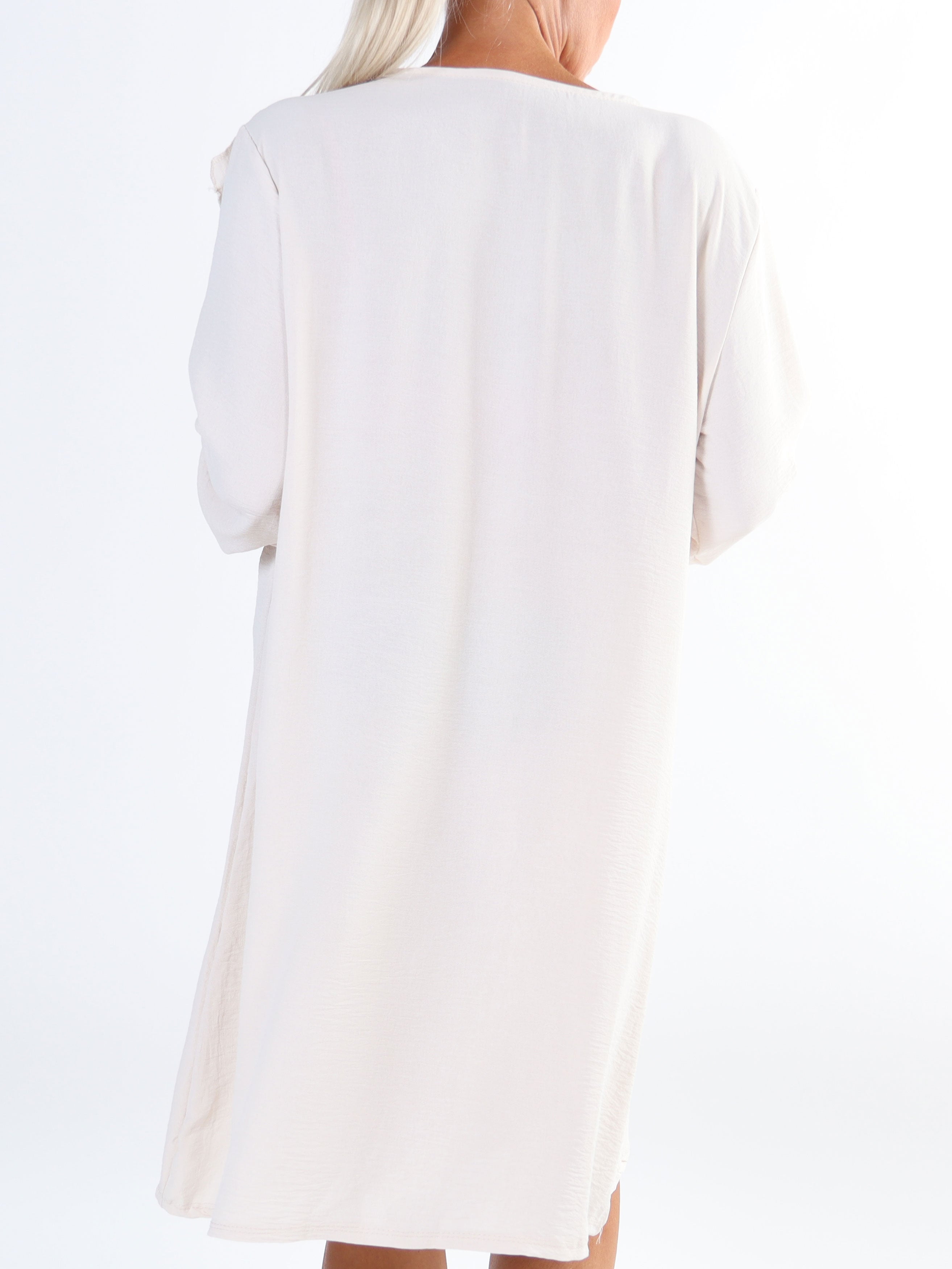 Nicola Dress - Sød plus size kjole med flæser og knapper